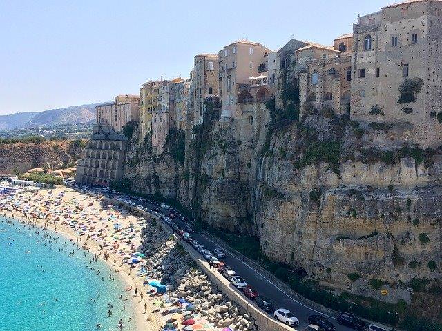 kalábria mesto na útese Tropea laxcné dovolenky