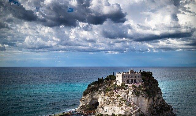 tropea kalábria zámok na útese lacné dovolenky