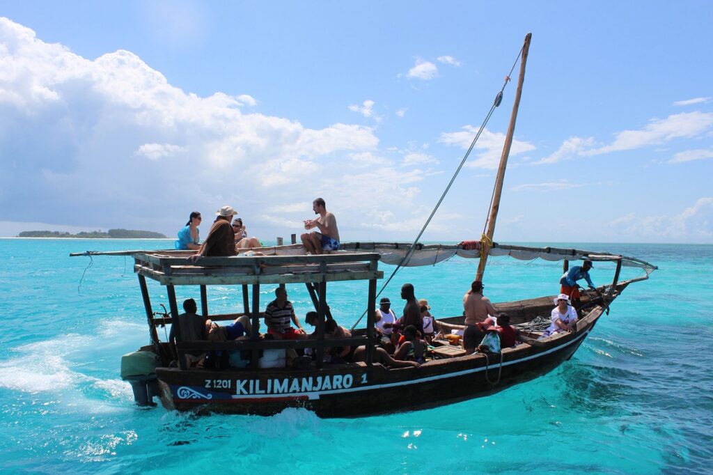 Tradičná loď dhow pri Zanzibare